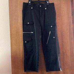 Black cropped cargo pants